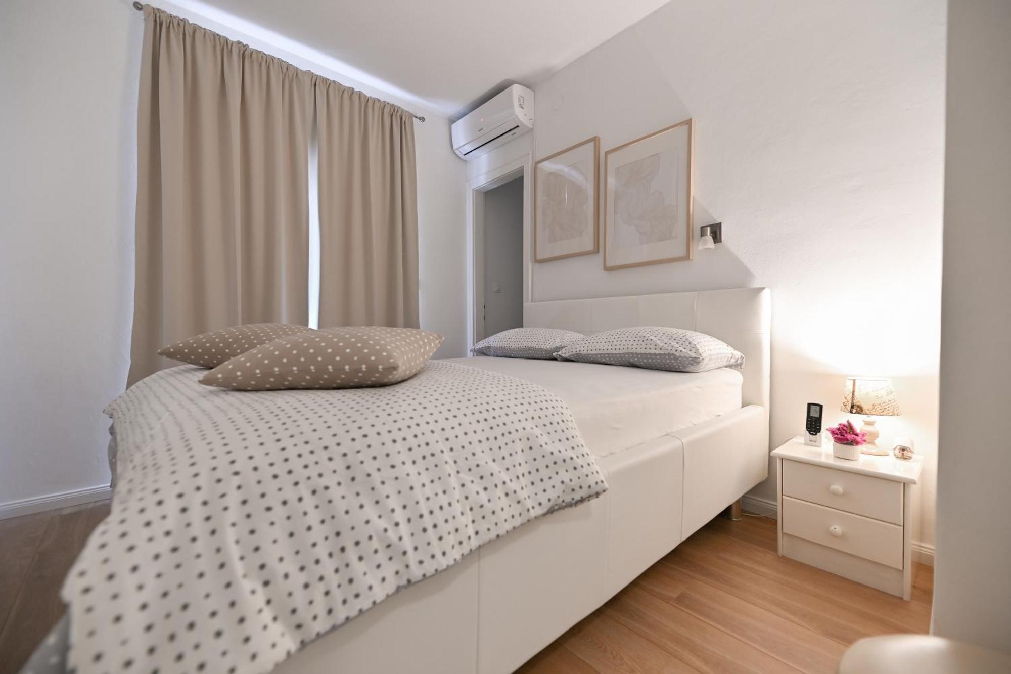 Near City Center Apartment With Free Parking And Air Condition In Each Room Zára Kültér fotó